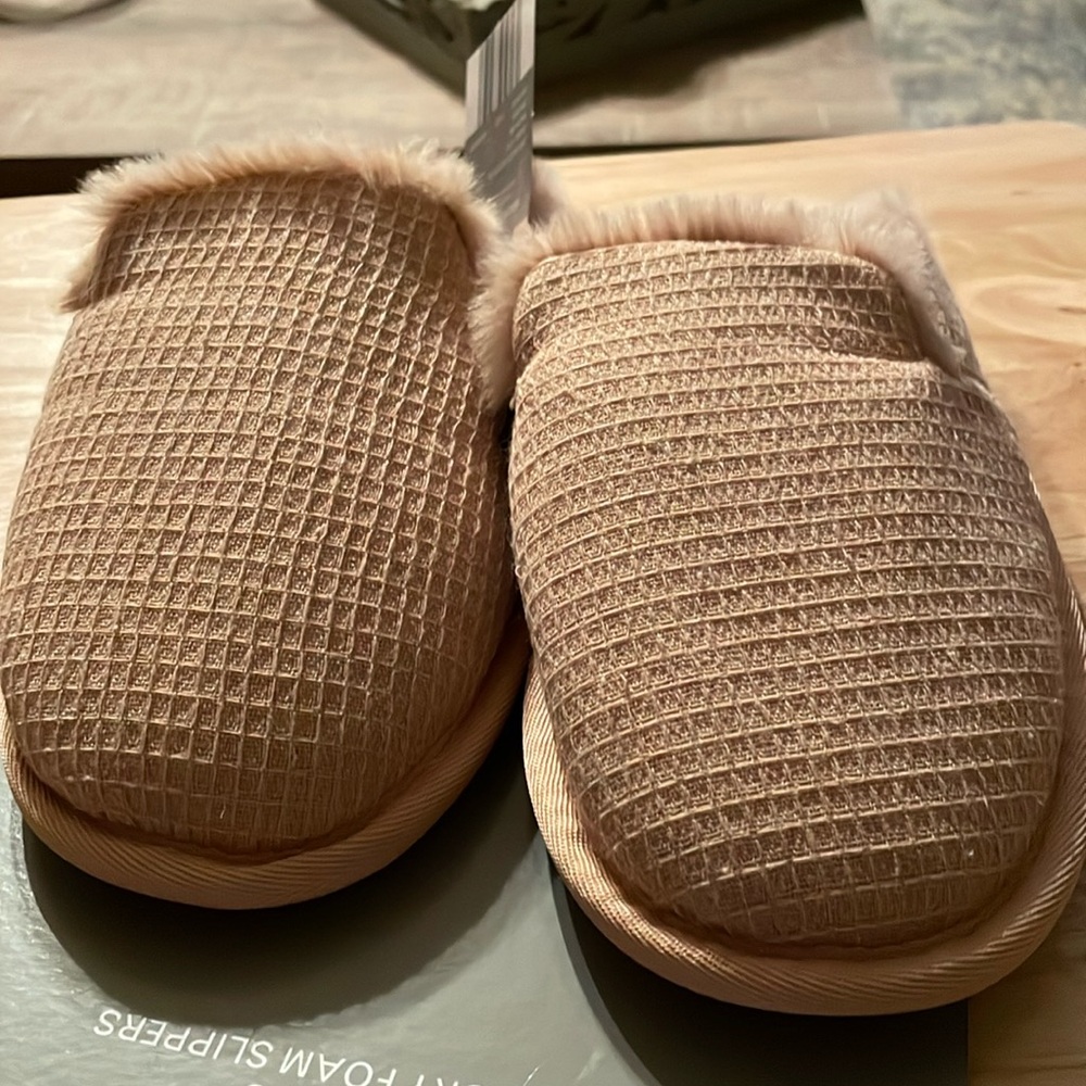 NWT Serra ladies memory foam tan slippers, Size 5-6